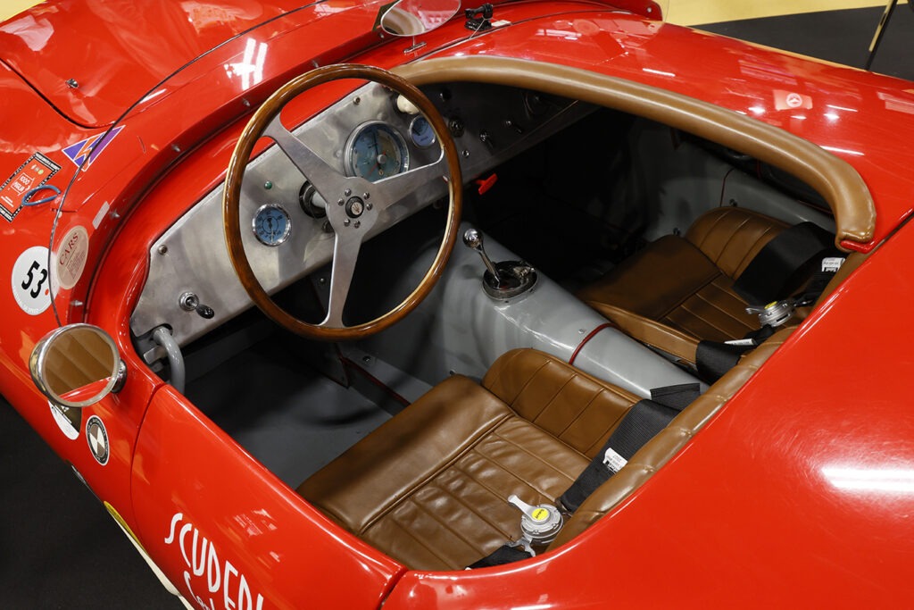 Voiture de collection Ferrari photographie de Didier Charre. Impression de toiles tendues