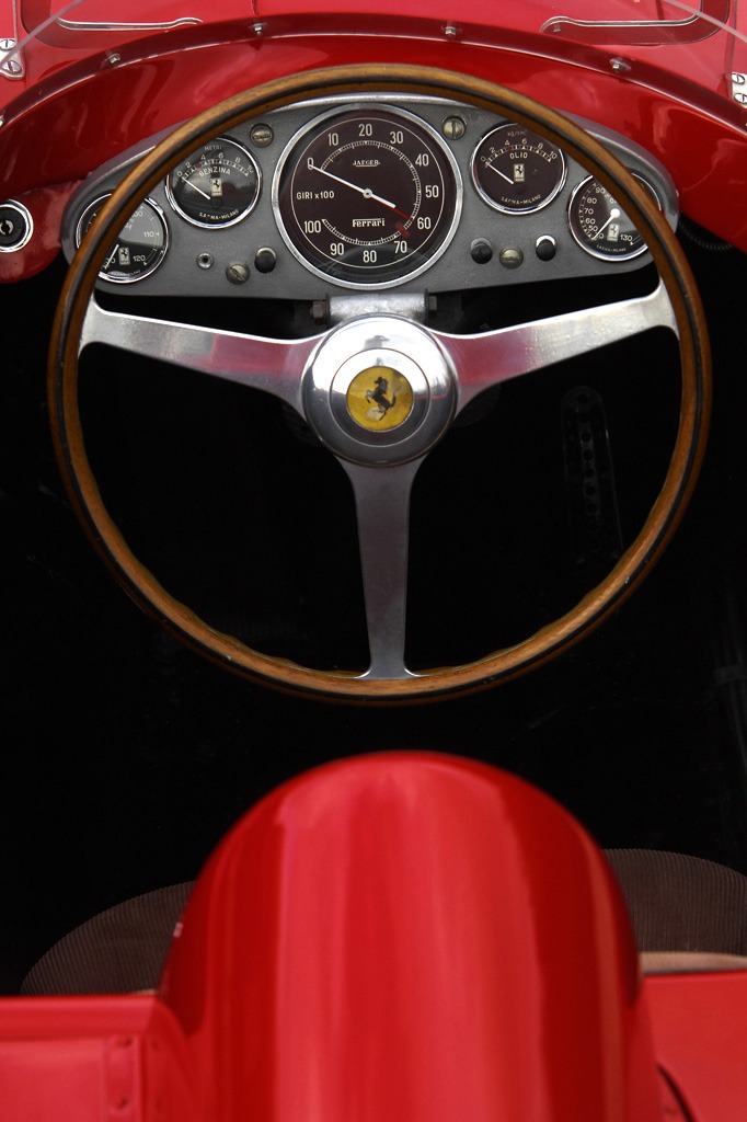 Voiture de collection Ferrari © Didier Charre. Impression de toiles tendues